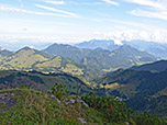 Rechts im Hintergrund zeigen sich die Chiemgauer Alpen