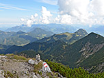 Hinten die Chiemgauer Alpen. rechts etwas weiter vorne der markante Brünnstein