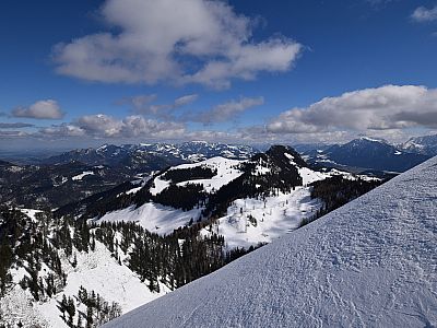 Schön sind Brünnsteinschanze und Brünnstein im Osten zu sehen