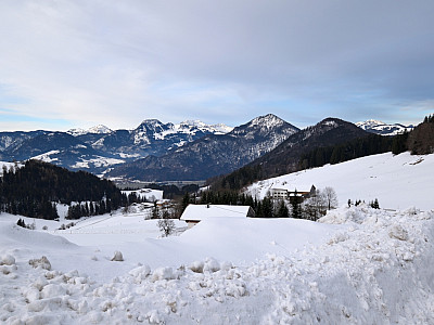 Der Ausblick vom Wanderparkplatz Erlerberg zum Brünnstein und zum Traithen