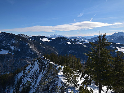 Der Blick über den Grat nach Südosten zu den Loferer Steinbergen...