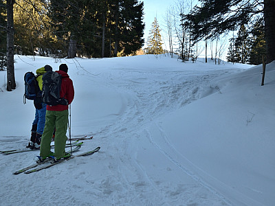 ... dann verlassen wir nach rechts die Straße.