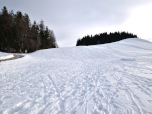 Über den Hang nach Nordosten starten wir unsere Tour