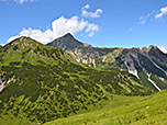 Blick zur markanten Namloser Wetterspitze