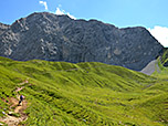 In einem großen Rechtsbogen wandern wir zur Anhalter Hütte