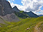 Links unterhalb der Hütte liegt der Kromsee