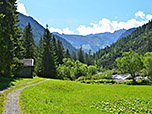 Wir passieren einige Holzstadel...