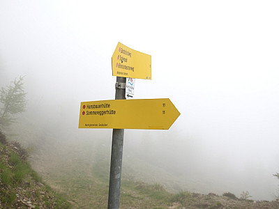 Dank der Beschilderung können wir uns auch im Nebel nicht verlaufen 