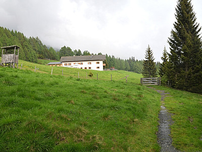 ... erreichen wir im Südosten die Sommeregger Hütte