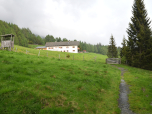 ... erreichen wir im Südosten die Sommeregger Hütte