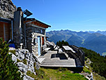 Die sonnige Terrasse der Hütte