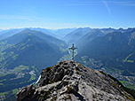 Karröster Kreuz mit Tiefblick auf das Inntal