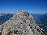 Blick vom Karrer Kreuz zum eigentlichen Gipfel