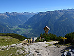 ...zu einem Wegkreuz mit Rastplatz und Blick auf Ötz