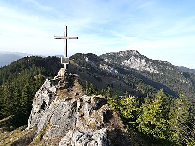 Das Gipfelkreuz mit dem Schweinsberg und dem Breitenstein im Hintergrund