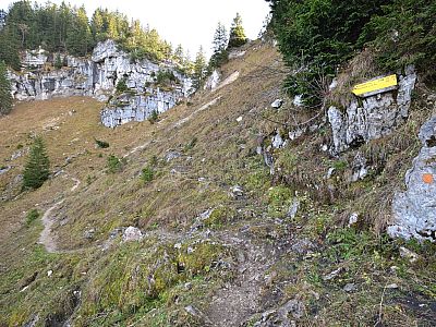 Ein paar Meter unter dem Grat geht es auf einem Weg weiter Richtung Wendelstein