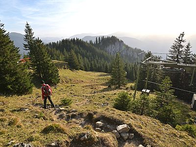 Vorbei an dem Schlepplift dreht der Weg nach Westen