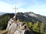 Das Gipfelkreuz mit dem Schweinsberg und dem Breitenstein im Hintergrund