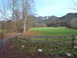 Schön sind die Felsen der Kirchwand zu sehen