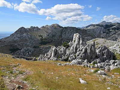 Die Karstfelsen vor dem Krater sind beeindruckend 