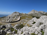 Der Blick zurück zur Mauer und auf den Parkplatz