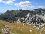 Die Karstfelsen vor dem Krater sind beeindruckend