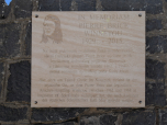 Die Pierre-Brice-Gedenktafel an der Mauer am Parkplatz