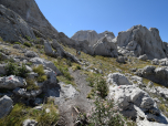 Der Weg führt nun nach Süden direkt auf die Felsen zu