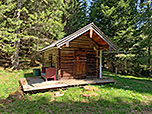 Wir passieren eine kleine Hütte, ...