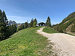 Vorbei an der Bergwachthütte...