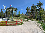 Hinter der Sessellift-Bergstation beginnt der Gipfelpfad, ...