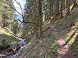 Oberhalb des Grabens bleibend...