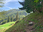 Unter uns zeigt sich das Almgelände der Branderalm