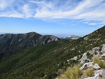 Im Westen wird der Blick auf das Meer frei