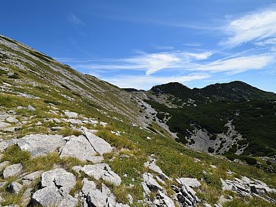 Vorbei an Hügeln und Dolinen  zieht sich der Weg, ...