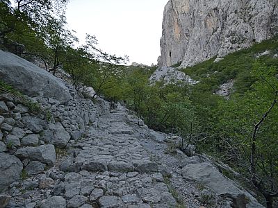 Auf dem mit groben Steinen gepflasterten Weg gewinnen wir weiter an Höhe