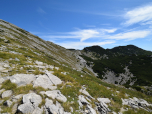 Vorbei an Hügeln und Dolinen zieht sich der Weg, ...
