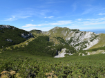 Der Blick in die riesige Doline