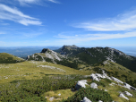 Im Südosten steigen wir mit Blick auf den Sveto Brdo ab