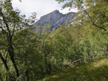 Der Blick nach Westen auf die steilen Felswände