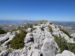 Schritt für Schritt wandern wir über den zerklüfteten Grat