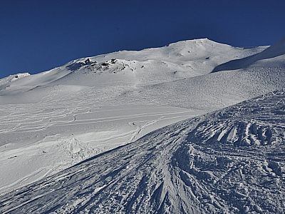 Spuren in den weitläufigen Hängen