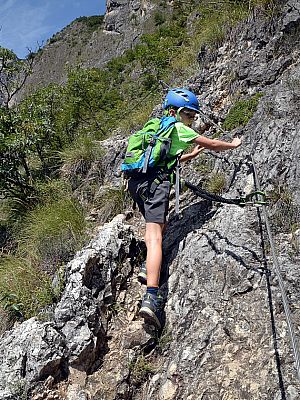 Schon bald ist der Steig wieder gesichert und es geht bergauf