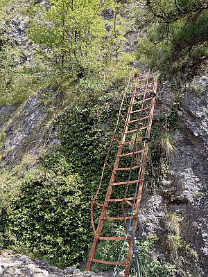 Eine kurze Leiter führt uns über einen tiefen Spalt