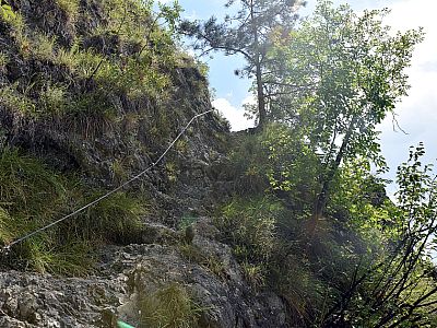 Dahinter geht es trotz des leichten Geländes...