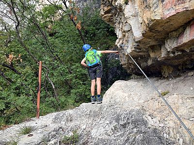Hinter einem Felsen führt der Weg wieder auf die Schlucht zu