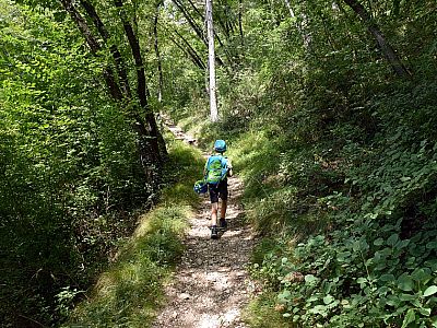Über einen Pfad steigen wir ein Stück auf