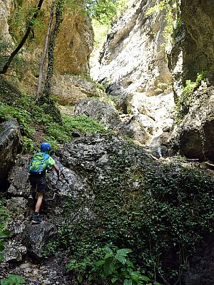 Dahinter setzt sich der nun wieder gesicherte Steig fort