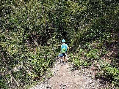 Der Pfad führt ein paar Meter bergab zum Einstieg