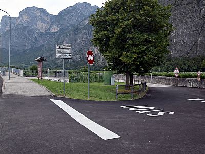 Bis rechts die Straße zu unserem Parkplatz abzweigt